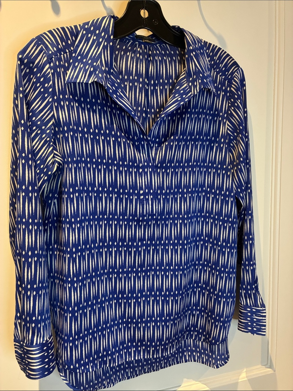 Ann Taylor Blue and White Ikat Geometric Print V-Neck Tunic Blouse ⭐️
